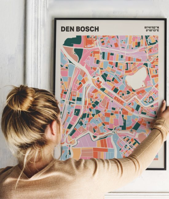 Plattegrond poster Licht Den Bosch mozaiek stl 04 Vrouw met poster mockup 01 | Funky Fellow