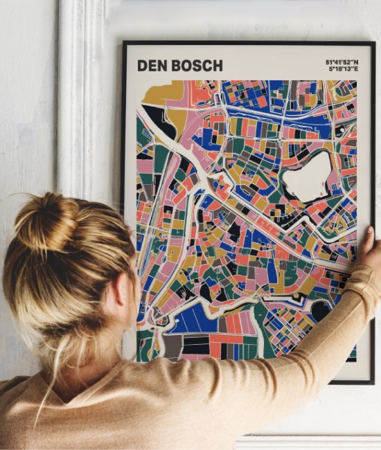 Plattegrond poster Licht Den Bosch mozaiek stl 05 Vrouw met poster mockup 01 | Funky Fellow