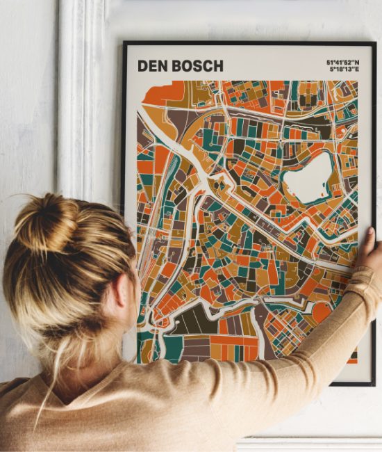 Plattegrond poster Licht Den Bosch mozaiek stl 06 Vrouw met poster mockup 01 | Funky Fellow