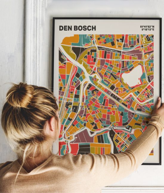 Plattegrond poster Licht Den Bosch mozaiek stl 07 Vrouw met poster mockup 01 | Funky Fellow