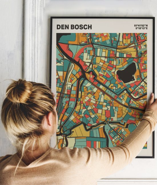 Plattegrond poster Licht Den Bosch mozaiek stl 08 Vrouw met poster mockup 01 | Funky Fellow