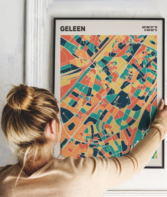 Plattegrond poster Licht Geleen mozaiek stl 01 Vrouw met poster mockup 01 | Funky Fellow