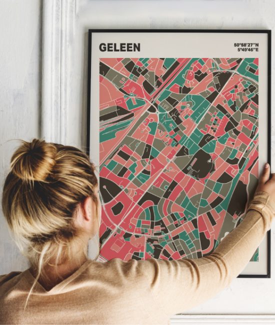 Plattegrond poster Licht Geleen mozaiek stl 02 Vrouw met poster mockup 01 | Funky Fellow