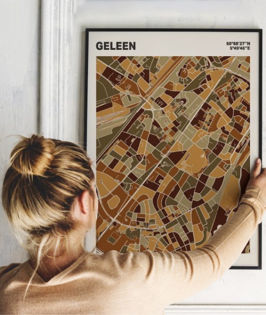 Plattegrond poster Licht Geleen mozaiek stl 03 Vrouw met poster mockup 01 | Funky Fellow