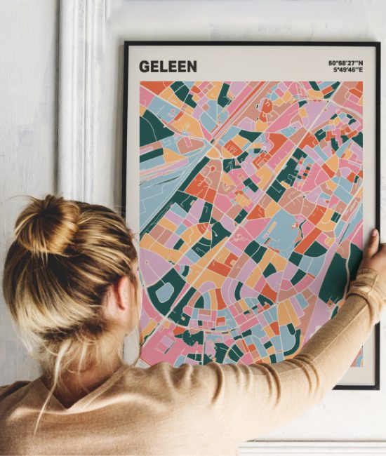 Plattegrond poster Licht Geleen mozaiek stl 04 Vrouw met poster mockup 01 | Funky Fellow