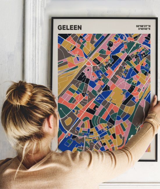Plattegrond poster Licht Geleen mozaiek stl 05 Vrouw met poster mockup 01 | Funky Fellow