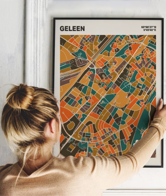 Plattegrond poster Licht Geleen mozaiek stl 06 Vrouw met poster mockup 01 | Funky Fellow