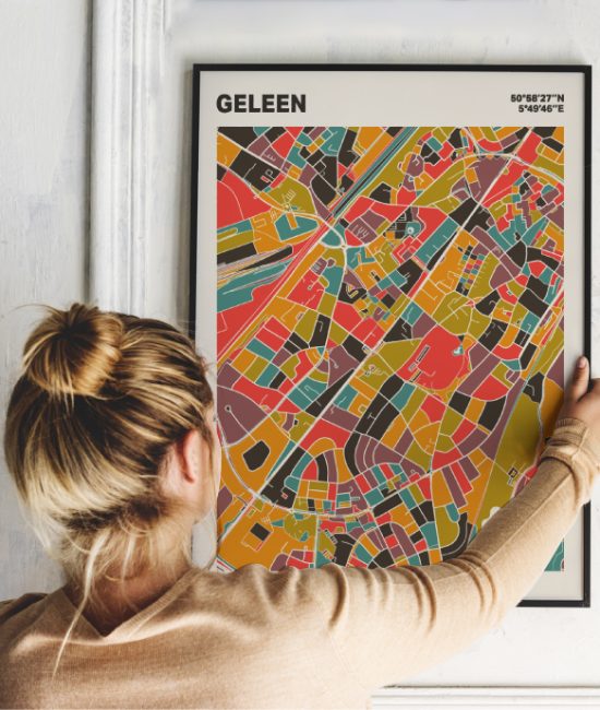 Plattegrond poster Licht Geleen mozaiek stl 07 Vrouw met poster mockup 01 | Funky Fellow