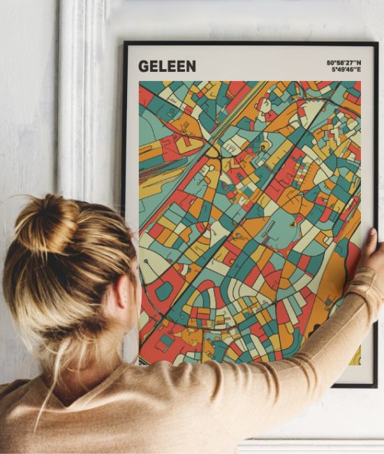 Plattegrond poster Licht Geleen mozaiek stl 08 Vrouw met poster mockup 01 | Funky Fellow
