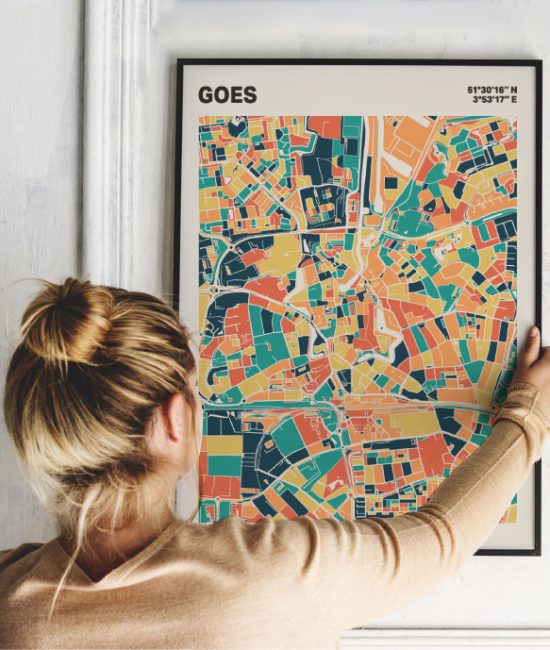 Plattegrond poster Licht Goes mozaiek stl 01 Vrouw met poster mockup 01 | Funky Fellow