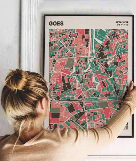 Plattegrond poster Licht Goes mozaiek stl 02 Vrouw met poster mockup 01 | Funky Fellow