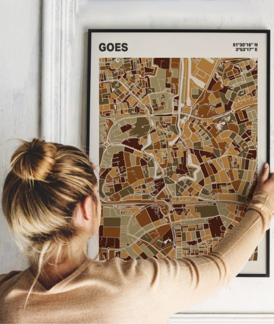 Plattegrond poster Licht Goes mozaiek stl 03 Vrouw met poster mockup 01 | Funky Fellow