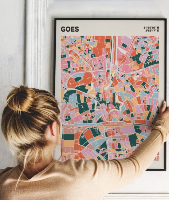 Plattegrond poster Licht Goes mozaiek stl 04 Vrouw met poster mockup 01 | Funky Fellow