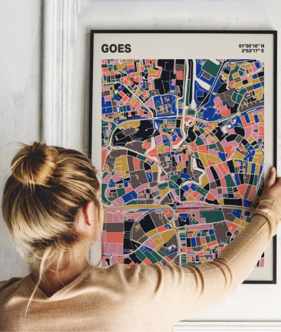 Plattegrond poster Licht Goes mozaiek stl 05 Vrouw met poster mockup 01 | Funky Fellow