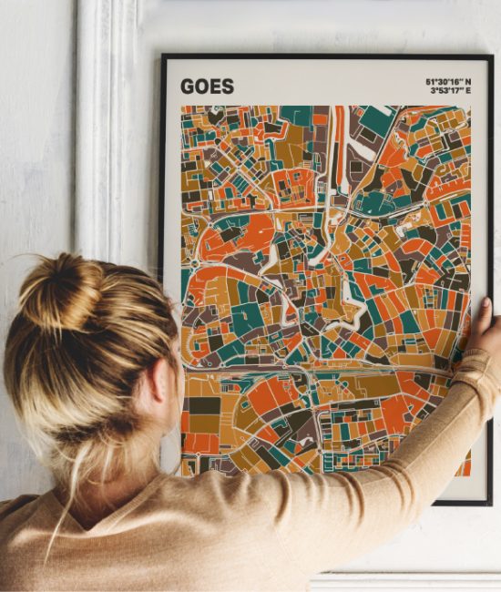 Plattegrond poster Licht Goes mozaiek stl 06 Vrouw met poster mockup 01 | Funky Fellow