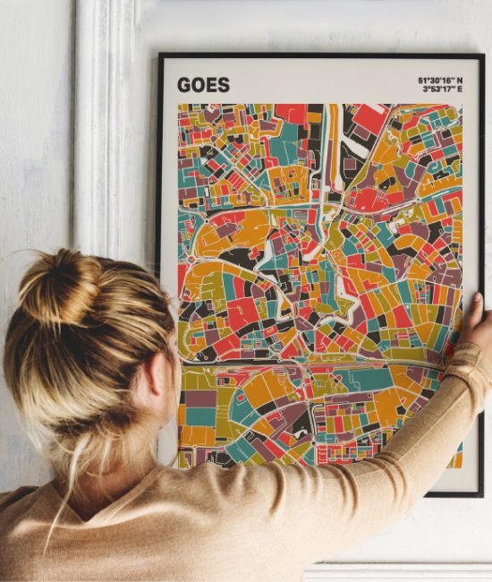 Plattegrond poster Licht Goes mozaiek stl 07 Vrouw met poster mockup 01 | Funky Fellow