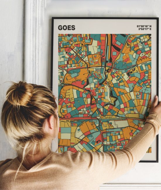 Plattegrond poster Licht Goes mozaiek stl 08 Vrouw met poster mockup 01 | Funky Fellow