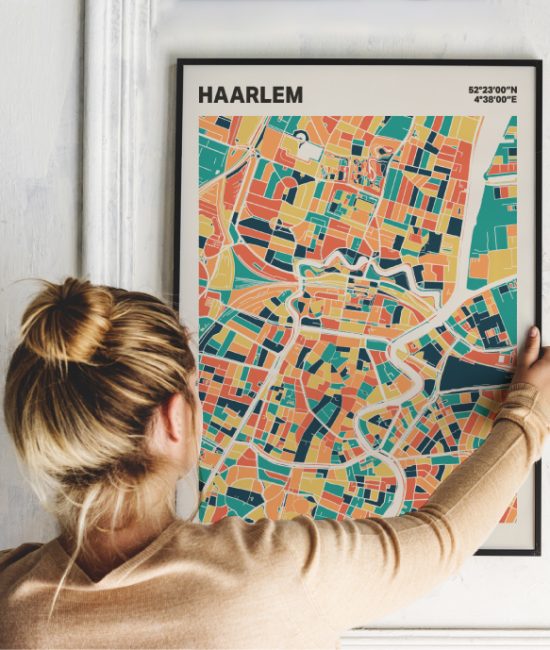 Plattegrond poster Licht Haarlem mozaiek stl 01 Vrouw met poster mockup 01 | Funky Fellow