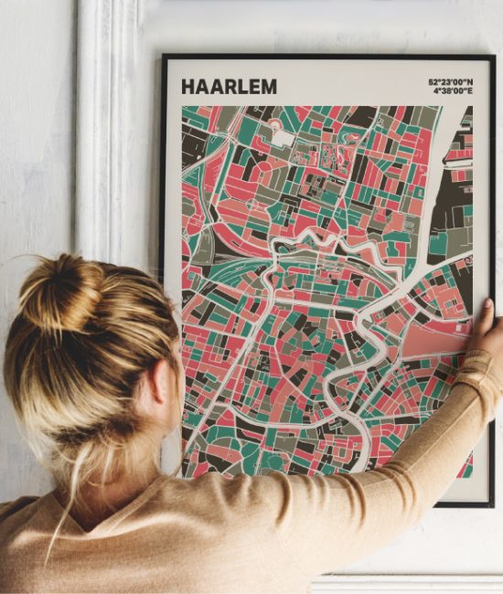 Plattegrond poster Licht Haarlem mozaiek stl 02 Vrouw met poster mockup 01 | Funky Fellow