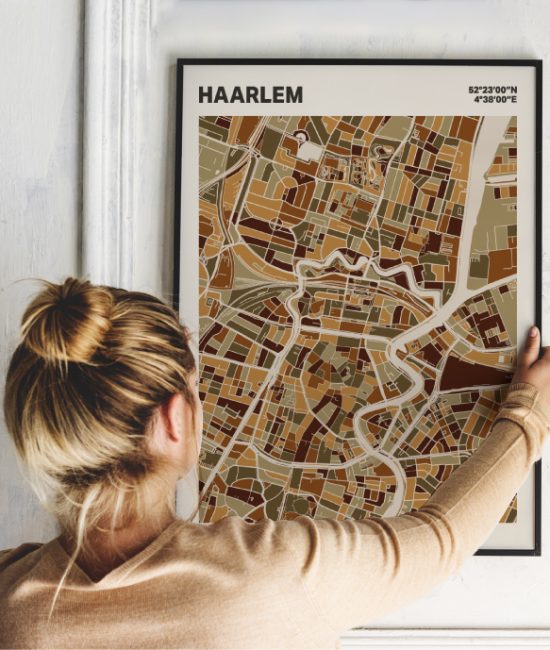 Plattegrond poster Licht Haarlem mozaiek stl 03 Vrouw met poster mockup 01 | Funky Fellow