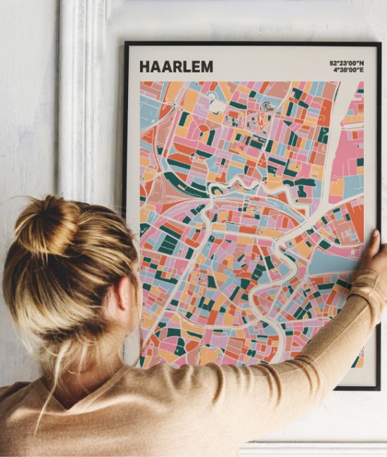 Plattegrond poster Licht Haarlem mozaiek stl 04 Vrouw met poster mockup 01 | Funky Fellow