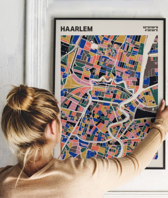 Plattegrond poster Licht Haarlem mozaiek stl 05 Vrouw met poster mockup 01 | Funky Fellow