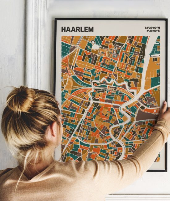 Plattegrond poster Licht Haarlem mozaiek stl 06 Vrouw met poster mockup 01 | Funky Fellow