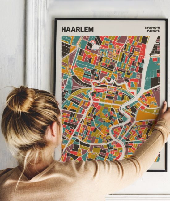 Plattegrond poster Licht Haarlem mozaiek stl 07 Vrouw met poster mockup 01 | Funky Fellow