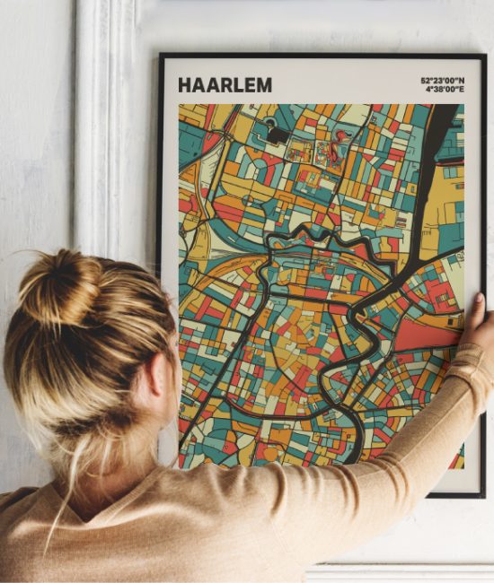 Plattegrond poster Licht Haarlem mozaiek stl 08 Vrouw met poster mockup 01 | Funky Fellow