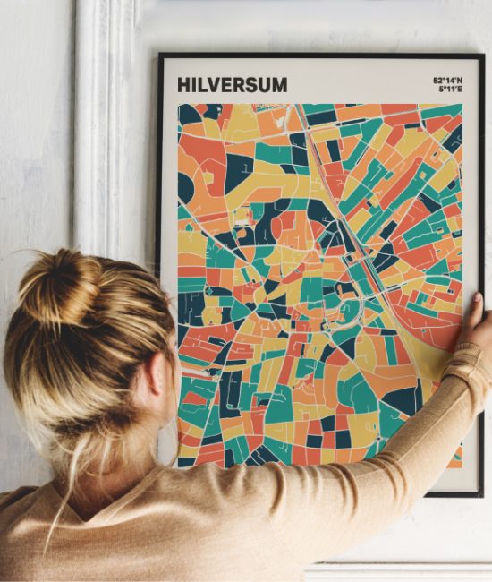 Plattegrond poster Licht Hilversum mozaiek stl 01 Vrouw met poster mockup 01 | Funky Fellow
