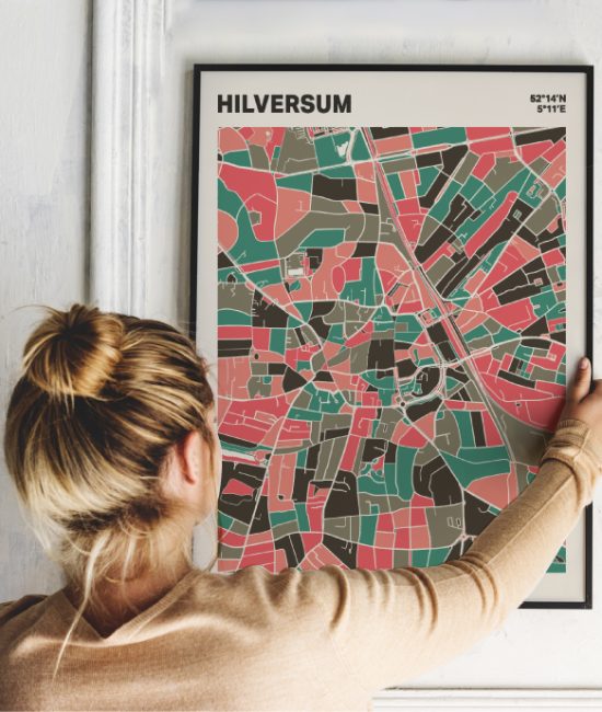 Plattegrond poster Licht Hilversum mozaiek stl 02 Vrouw met poster mockup 01 | Funky Fellow