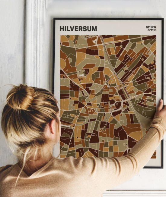 Plattegrond poster Licht Hilversum mozaiek stl 03 Vrouw met poster mockup 01 | Funky Fellow