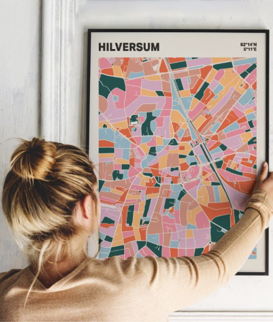 Plattegrond poster Licht Hilversum mozaiek stl 04 Vrouw met poster mockup 01 | Funky Fellow