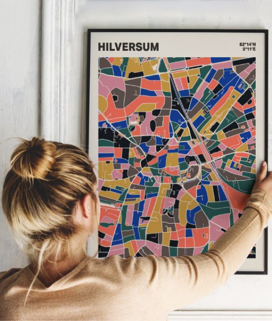 Plattegrond poster Licht Hilversum mozaiek stl 05 Vrouw met poster mockup 01 | Funky Fellow