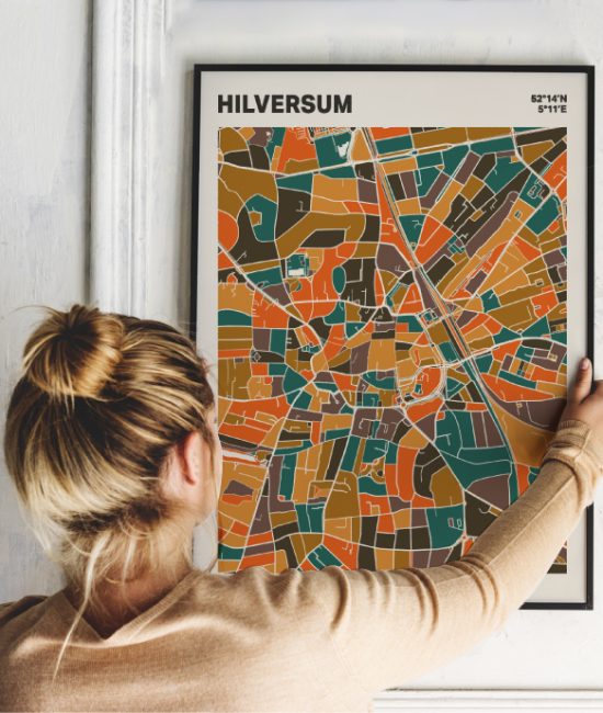 Plattegrond poster Licht Hilversum mozaiek stl 06 Vrouw met poster mockup 01 | Funky Fellow