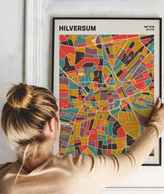 Plattegrond poster Licht Hilversum mozaiek stl 07 Vrouw met poster mockup 01 | Funky Fellow