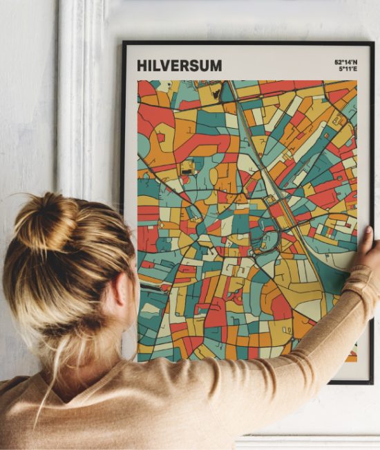 Plattegrond poster Licht Hilversum mozaiek stl 08 Vrouw met poster mockup 01 | Funky Fellow