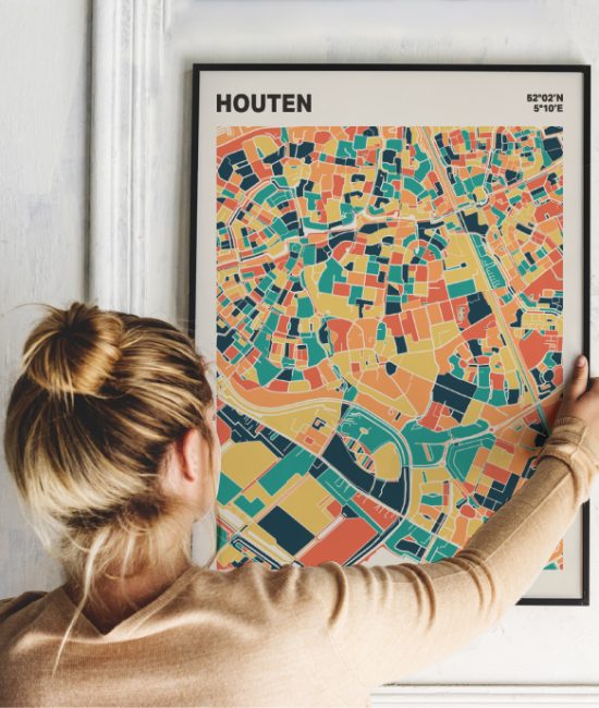 Plattegrond poster Licht Houten mozaiek stl 01 Vrouw met poster mockup 01 | Funky Fellow