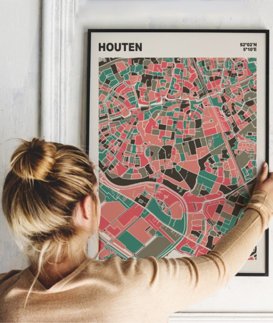 Plattegrond poster Licht Houten mozaiek stl 02 Vrouw met poster mockup 01 | Funky Fellow