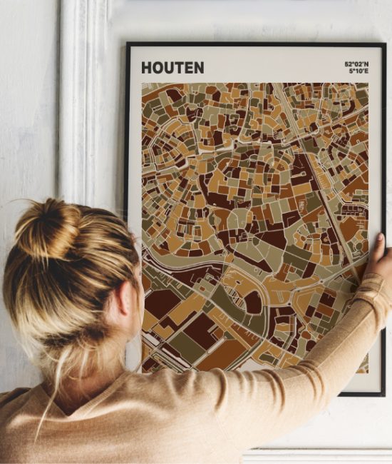 Plattegrond poster Licht Houten mozaiek stl 03 Vrouw met poster mockup 01 | Funky Fellow