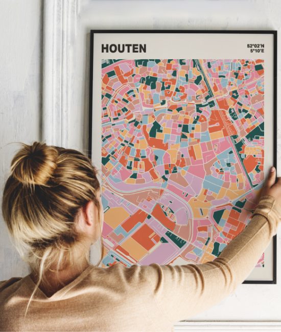 Plattegrond poster Licht Houten mozaiek stl 04 Vrouw met poster mockup 01 | Funky Fellow