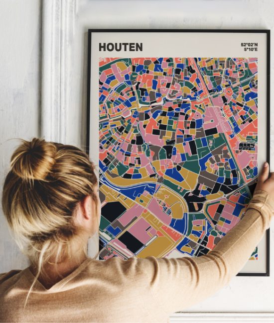 Plattegrond poster Licht Houten mozaiek stl 05 Vrouw met poster mockup 01 | Funky Fellow