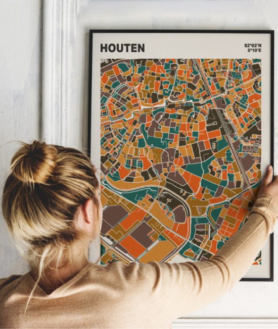 Plattegrond poster Licht Houten mozaiek stl 06 Vrouw met poster mockup 01 | Funky Fellow