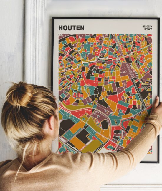 Plattegrond poster Licht Houten mozaiek stl 07 Vrouw met poster mockup 01 | Funky Fellow