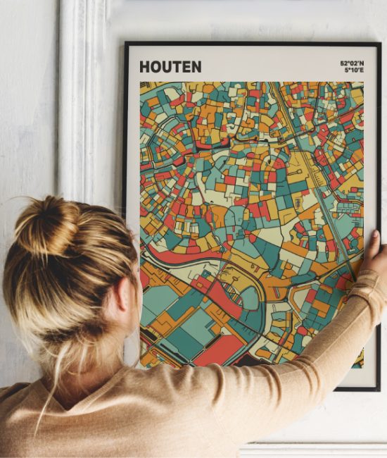Plattegrond poster Licht Houten mozaiek stl 08 Vrouw met poster mockup 01 | Funky Fellow