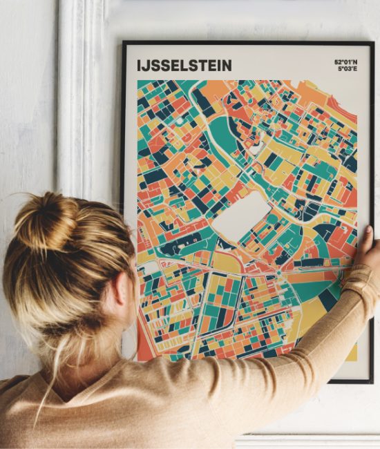 Plattegrond poster Licht IJsselstein mozaiek stl 01 Vrouw met poster mockup 01 | Funky Fellow
