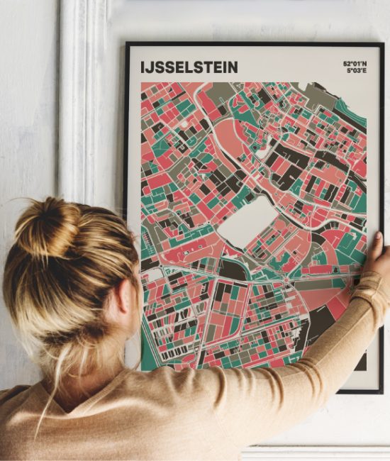 Plattegrond poster Licht IJsselstein mozaiek stl 02 Vrouw met poster mockup 01 | Funky Fellow