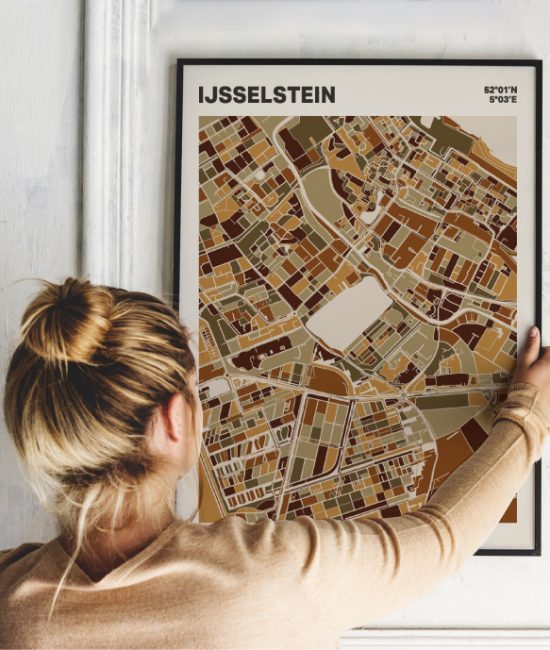 Plattegrond poster Licht IJsselstein mozaiek stl 03 Vrouw met poster mockup 01 | Funky Fellow