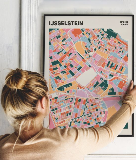 Plattegrond poster Licht IJsselstein mozaiek stl 04 Vrouw met poster mockup 01 | Funky Fellow