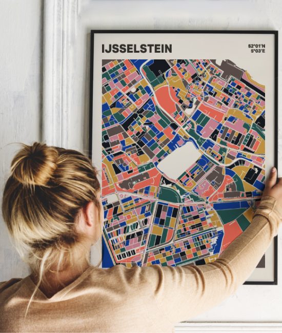 Plattegrond poster Licht IJsselstein mozaiek stl 05 Vrouw met poster mockup 01 | Funky Fellow